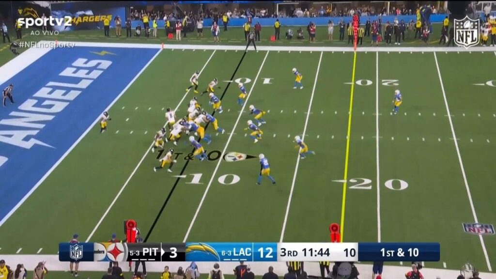 Salto espetacular e camisa rasgada: Jaylen Warren protagoniza lance viral em Chargers x Steelers