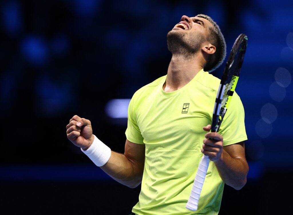 Alcaraz vira para cima de Fritz no ATP Finals e fica a uma vitória de assegurar topo do ranking até 2026