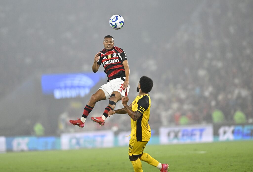 De la Cruz ressurge com atuação "nível de clube grande europeu" e acirra disputa no Flamengo