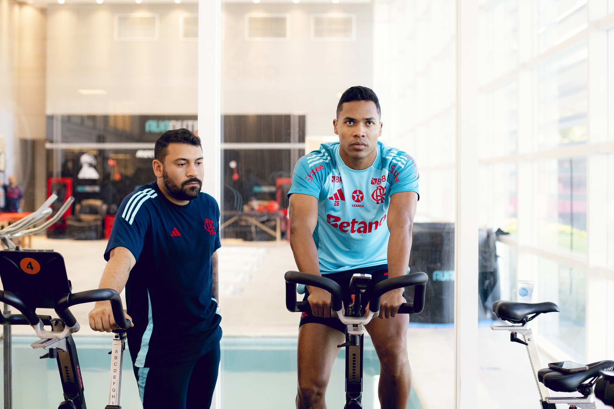 Convocação de Alex Sandro preocupa Flamengo, que dosa carga de treinos e jogos do lateral