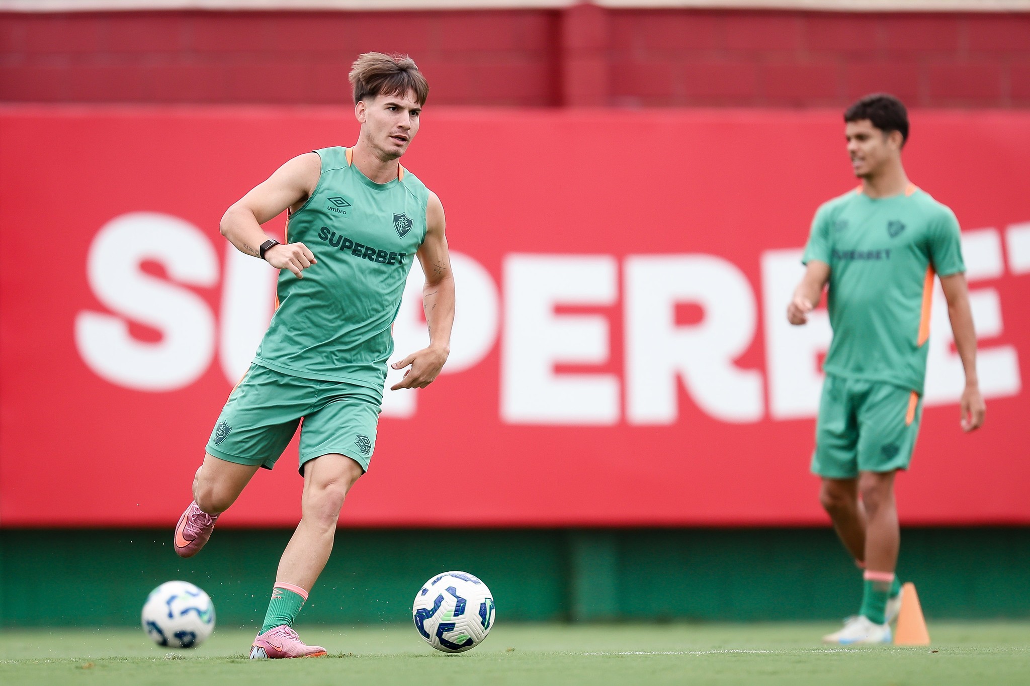 E o Lavega? Sem espaço no Fluminense, uruguaio é testado como lateral em treinos