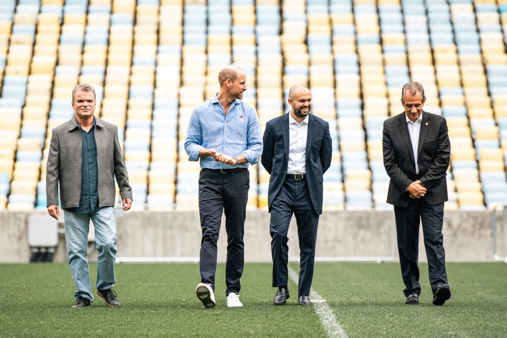 Príncipe William visita Maracanã ao lado de representantes de Fluminense e Flamengo