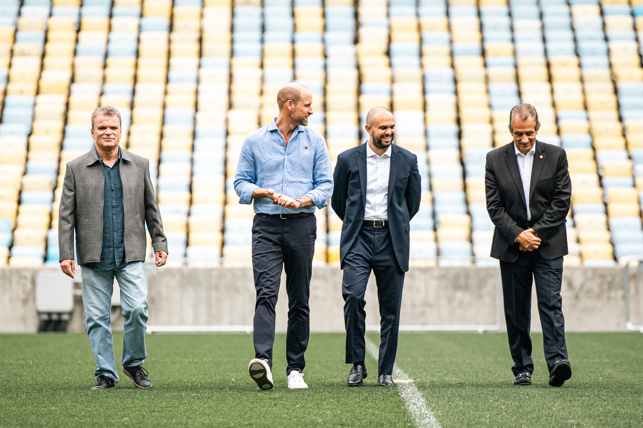 Príncipe William visita Maracanã ao lado de representantes de Fluminense e Flamengo