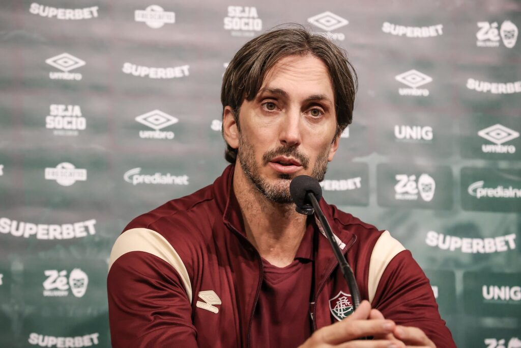 Zubeldía, do Fluminense, reclama de não expulsão de Matheus Pereira: "Não temos sorte com esse árbitro"