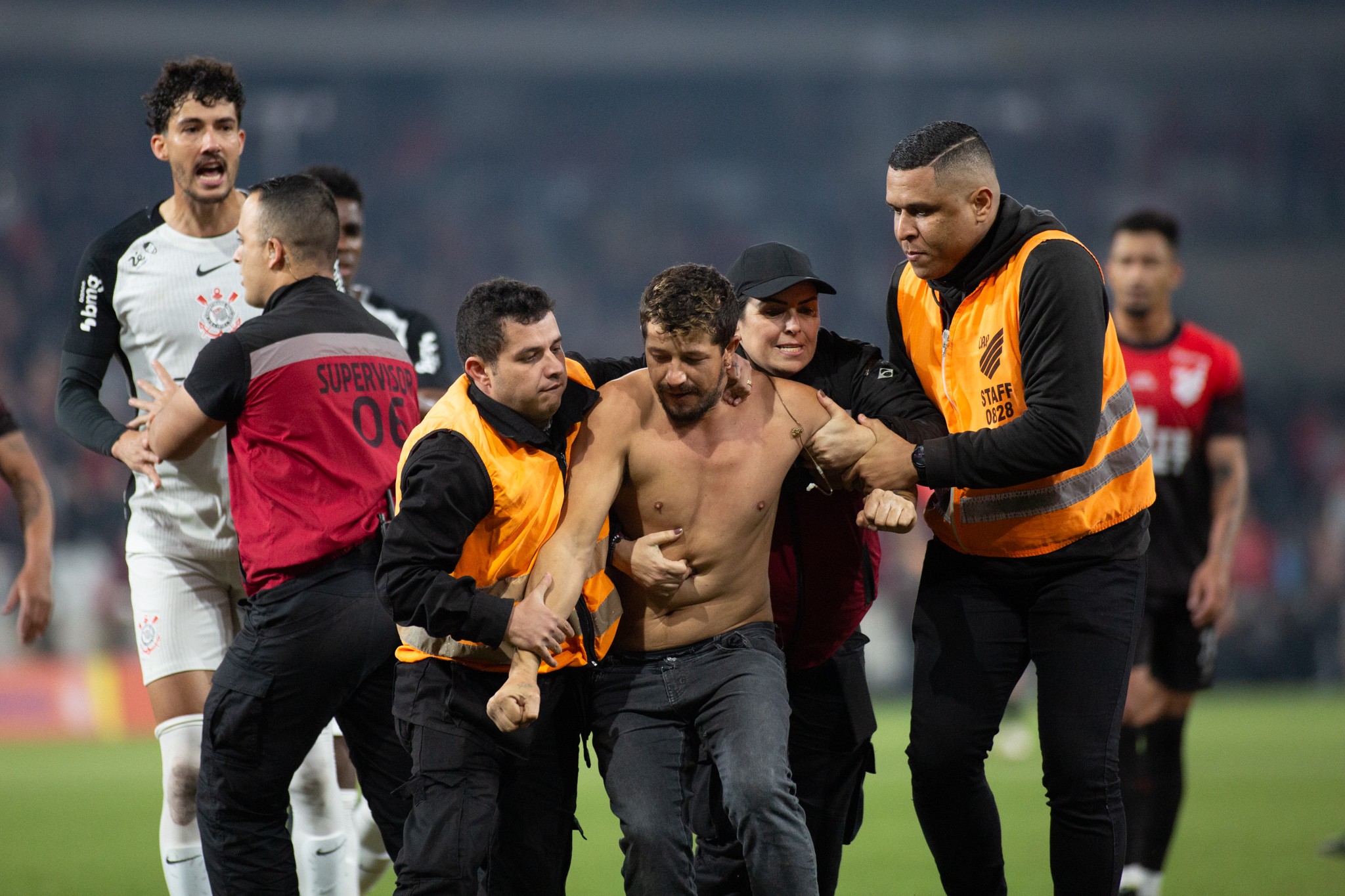 Athletico é absolvido por invasão de campo contra o Corinthians