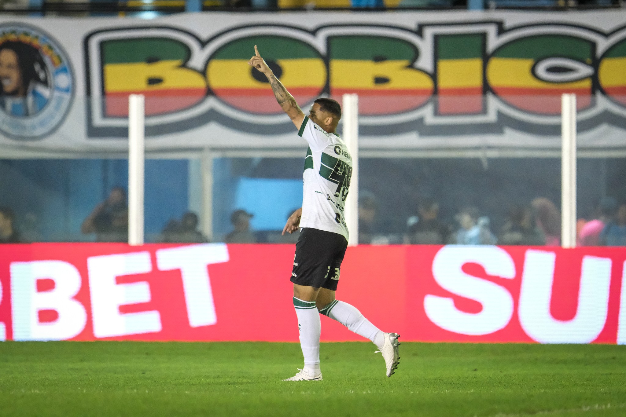 Pode isso? Torcida do Paysandu comemora os gols do Coritiba; assista
