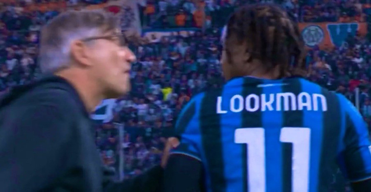 Técnico da Atalanta discute com atacante e o empurra após substituição na Champions; vídeo