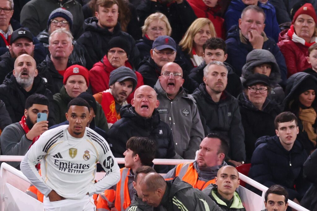 Ídolo do Liverpool ataca Alexander-Arnold, muito vaiado em jogo com o Real Madrid: "Nos traiu"