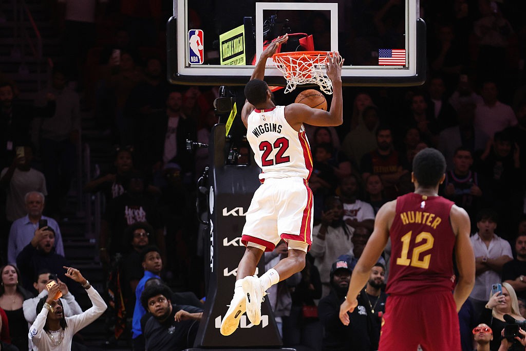 Wiggins decide no estouro do cronômetro e Heat vence Cavaliers na prorrogação; veja vídeo
