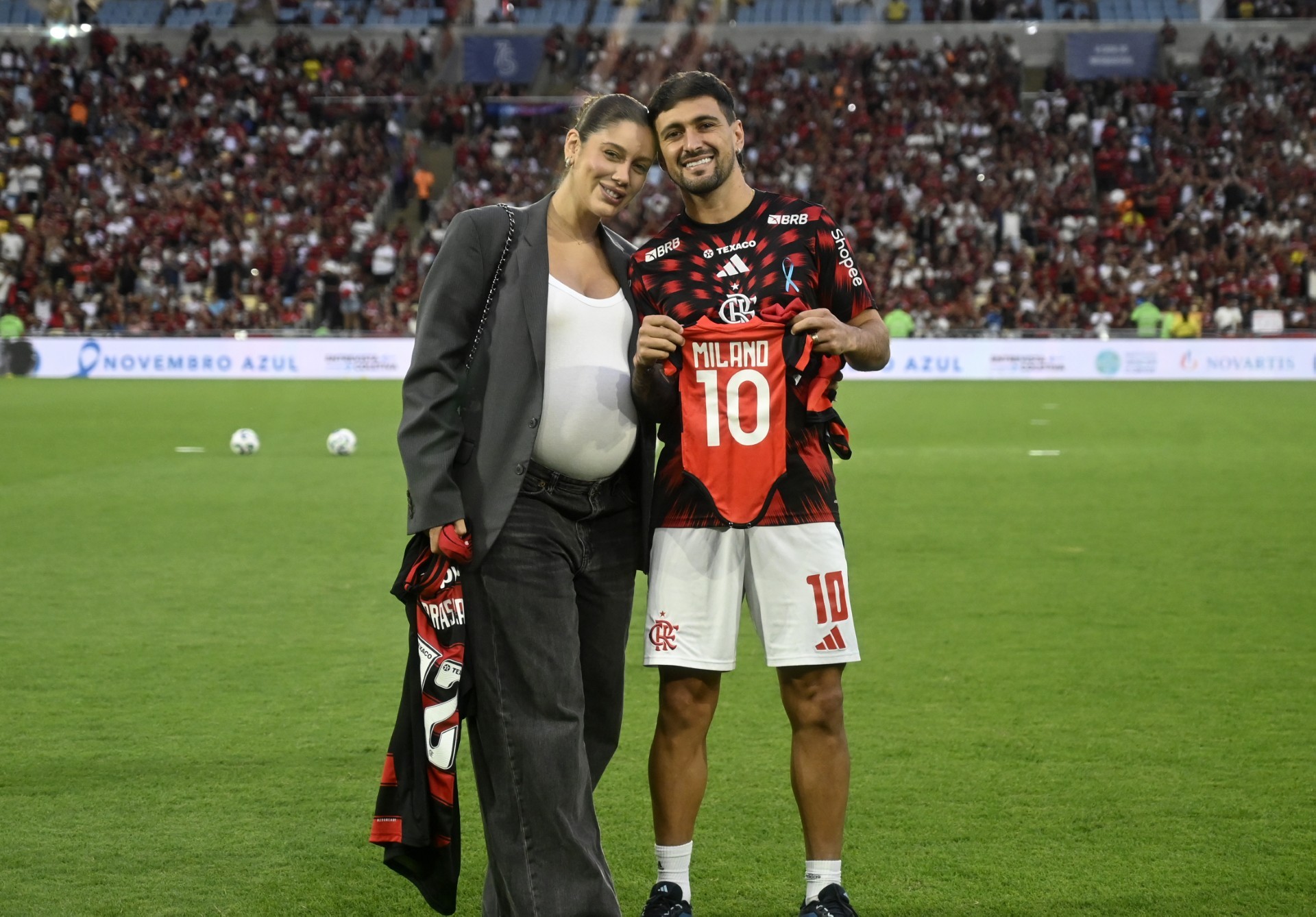 Arrascaeta recebe homenagem do Flamengo após renovação de contrato