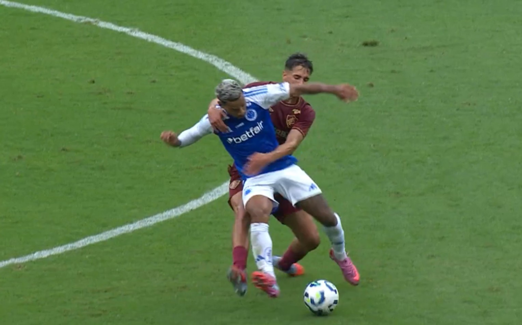 veja áudio do VAR em cotovelada de Matheus Pereira em Cruzeiro x Fluminense
