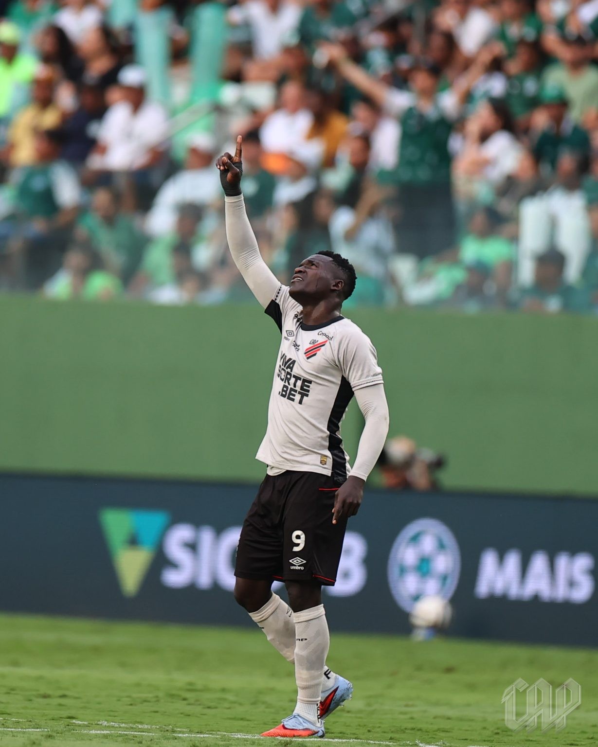Athletico-PR abre frente na liderança do returno, e Coritiba é vice-líder na Série B