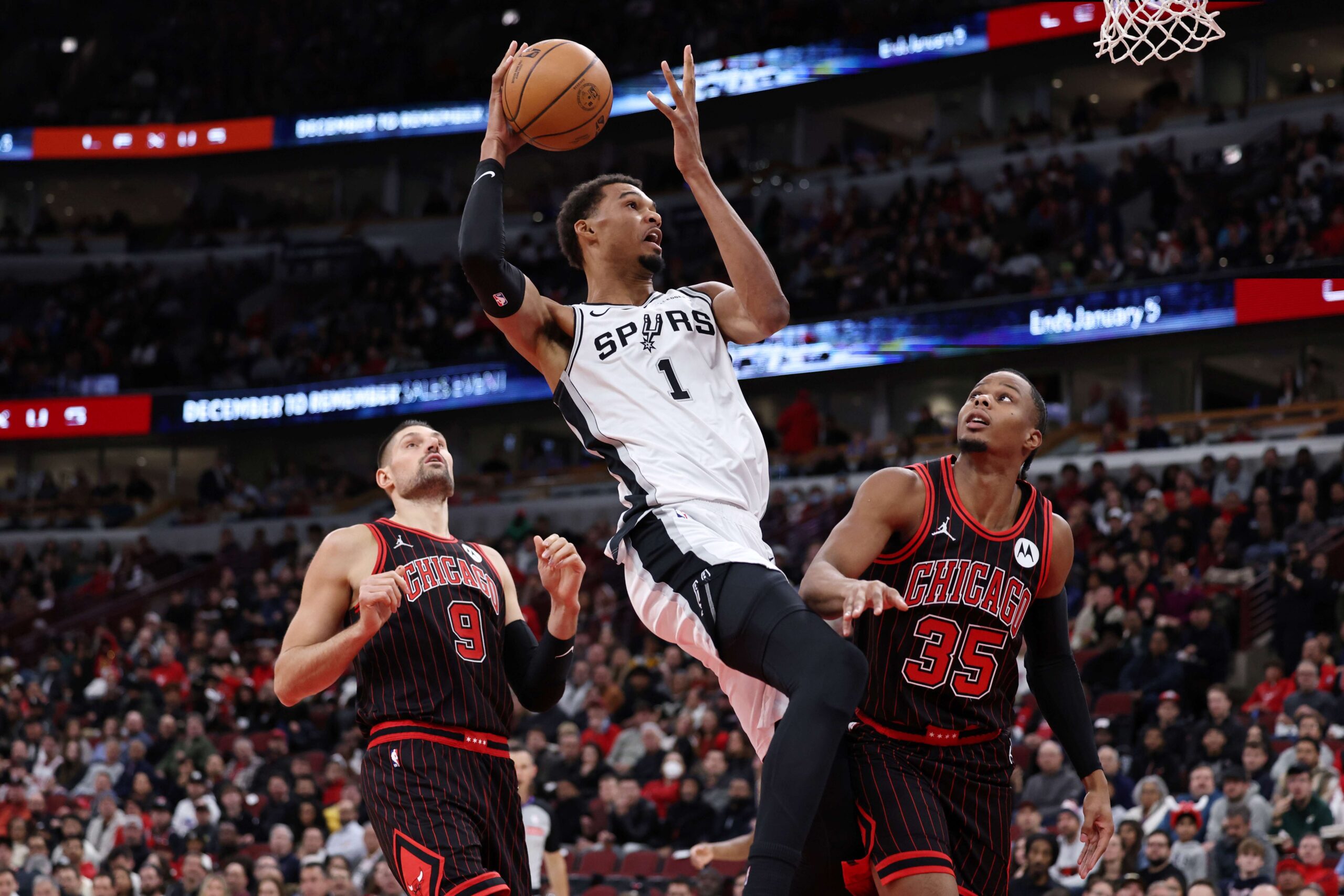 Wembanyama alcança marca inédita e lidera Spurs na vitória contra o Bulls; vídeo