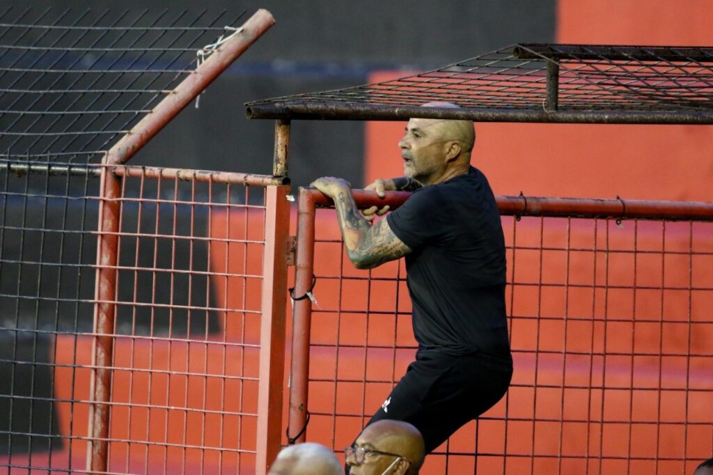 Sampaoli revê estádio que marcou despedida do Atlético-MG em 2021