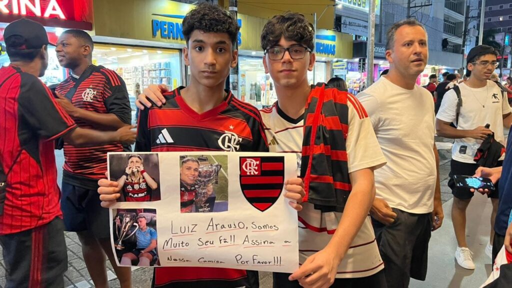Flamengo chega a Santos para jogo do Brasileirão com recepção de torcedores
