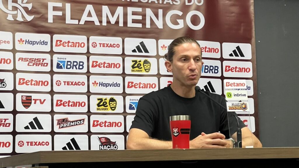 Filipe Luís vê expulsão "sem querer" de Plata em empate do Flamengo: "Jamais vou culpar por um erro desses"