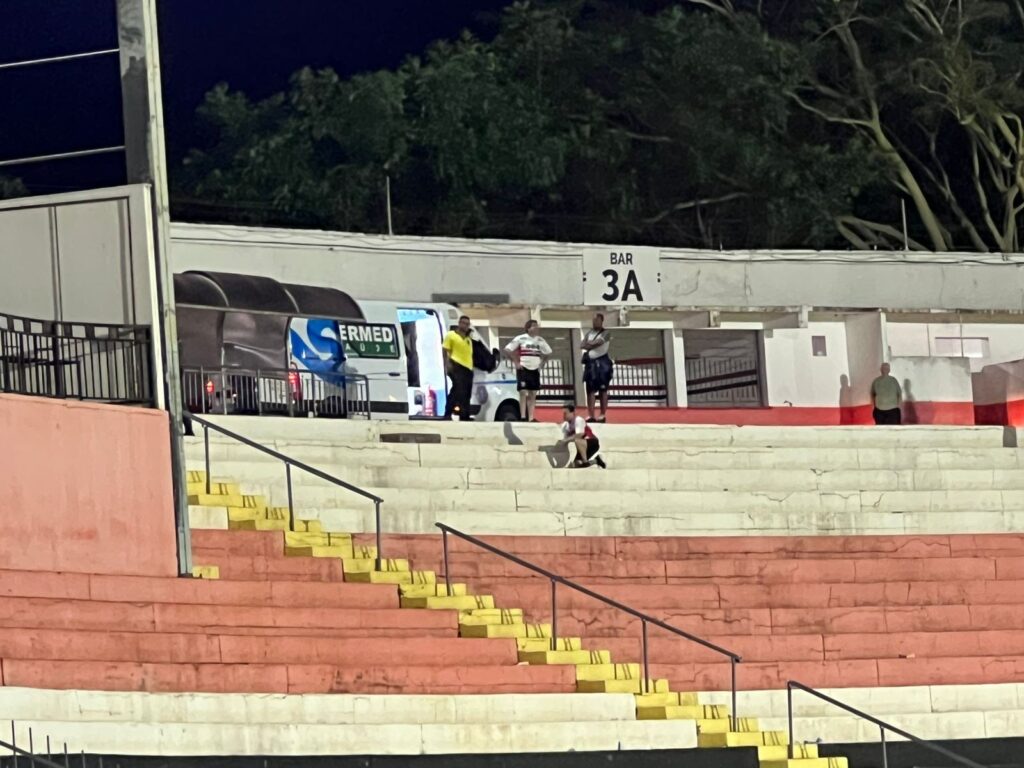 Torcedor do Botafogo-SP morre na arquibancada após passar mal