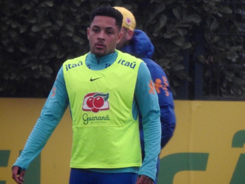 Quarteto do Cruzeiro, Flamengo e Palmeiras se apresenta, e Seleção treina completa em Londres